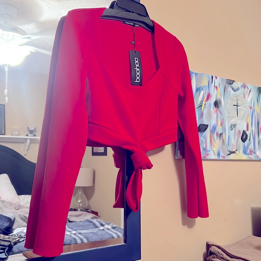 Boohoo Sally Long Sleeve Cut Out Bralet, Red.